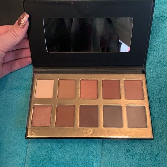 Crown pro eyeshadow - Picture 2 of 2